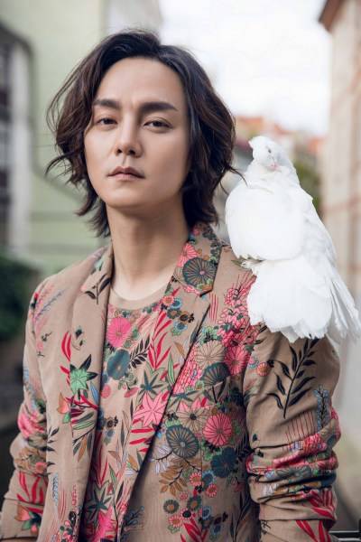 演员尹正时尚写真曝光 布拉格街拍演绎浪漫风情