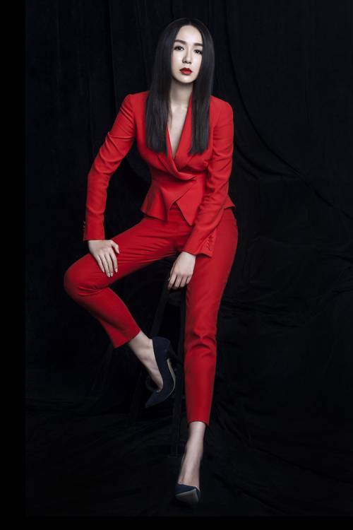 娄艺潇烈焰红唇时尚写真 霸气果敢女王范十足
