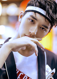 小鲜肉许魏洲时尚画报 眼神杀夺人心魄直击少女心