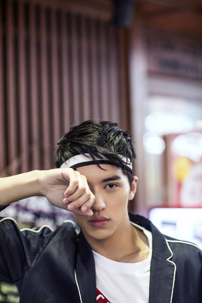 小鲜肉许魏洲时尚画报 眼神杀夺人心魄直击少女心