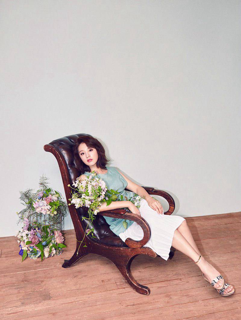 金智媛短发精美写真曝光 手捧鲜花变身气质女神