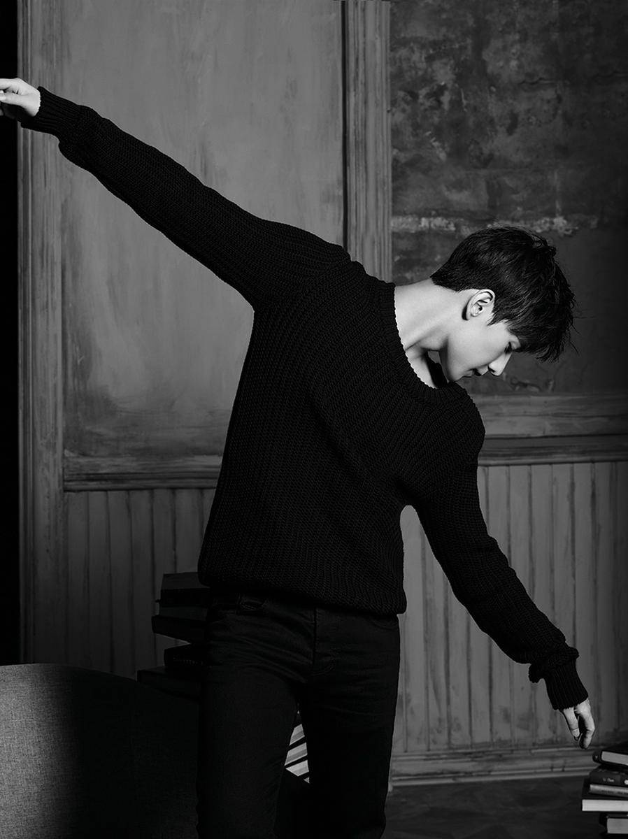 杨洋时尚写真大片 极简造型定格青春模样