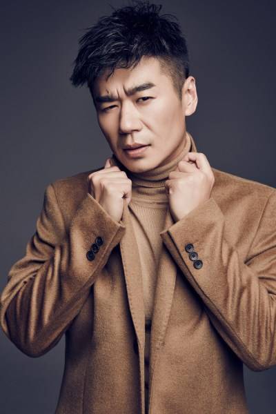 演员徐佳初冬写真曝光 化身时尚硬汉