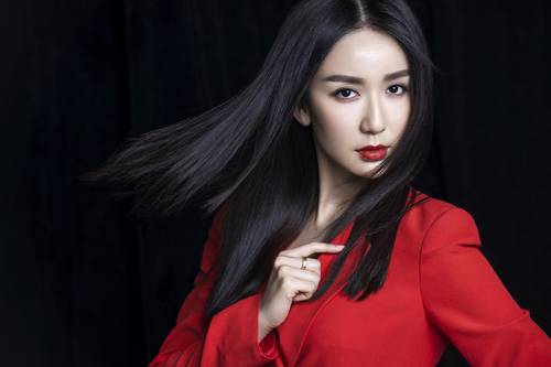 娄艺潇烈焰红唇时尚写真 霸气果敢女王范十足