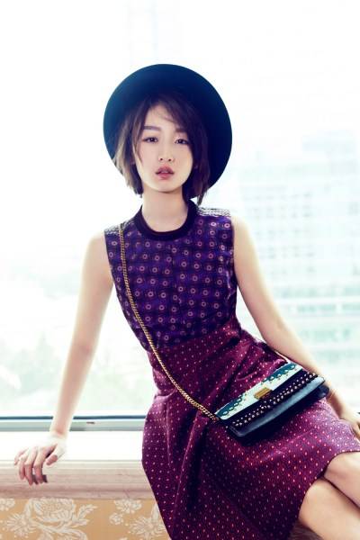 周冬雨短发时尚写真曝光 大玩拼色单品俏皮可爱