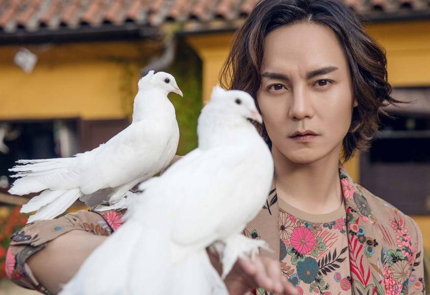 演员尹正时尚写真曝光 布拉格街拍演绎浪漫风情