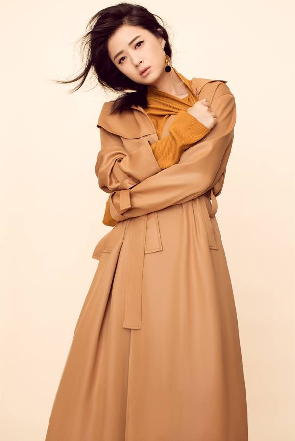 蒋欣时尚大片曝光 长款风衣难掩优雅气质