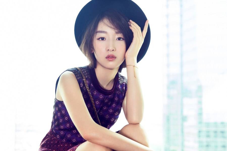 周冬雨短发时尚写真曝光 大玩拼色单品俏皮可爱