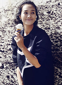 主持人朱丹初秋写真街拍 俏皮诠释英伦范儿