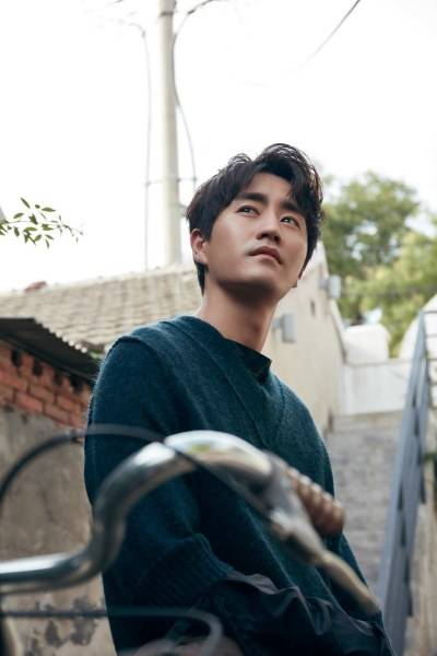 演员杨玏秋季慵懒写真曝光 变身雅痞绅士