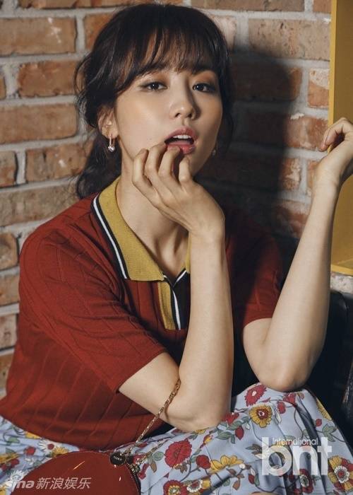 韩星朴河宣春装时尚写真 复古迷人露美腿