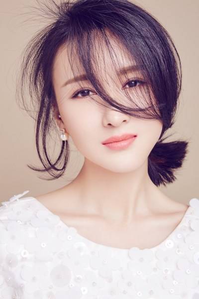 演员郑逸桐写真图片 雅致长裙自然随性