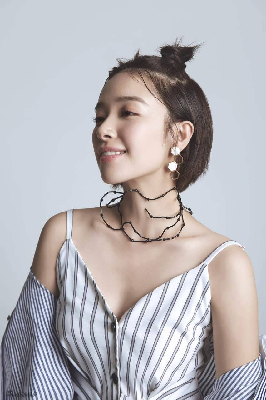 阚清子俏皮丸子头写真 灵动演绎元气少女