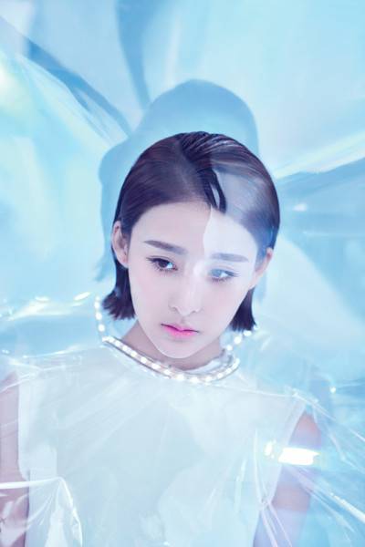 贾青时尚写真大片 造型炫酷未来感十足