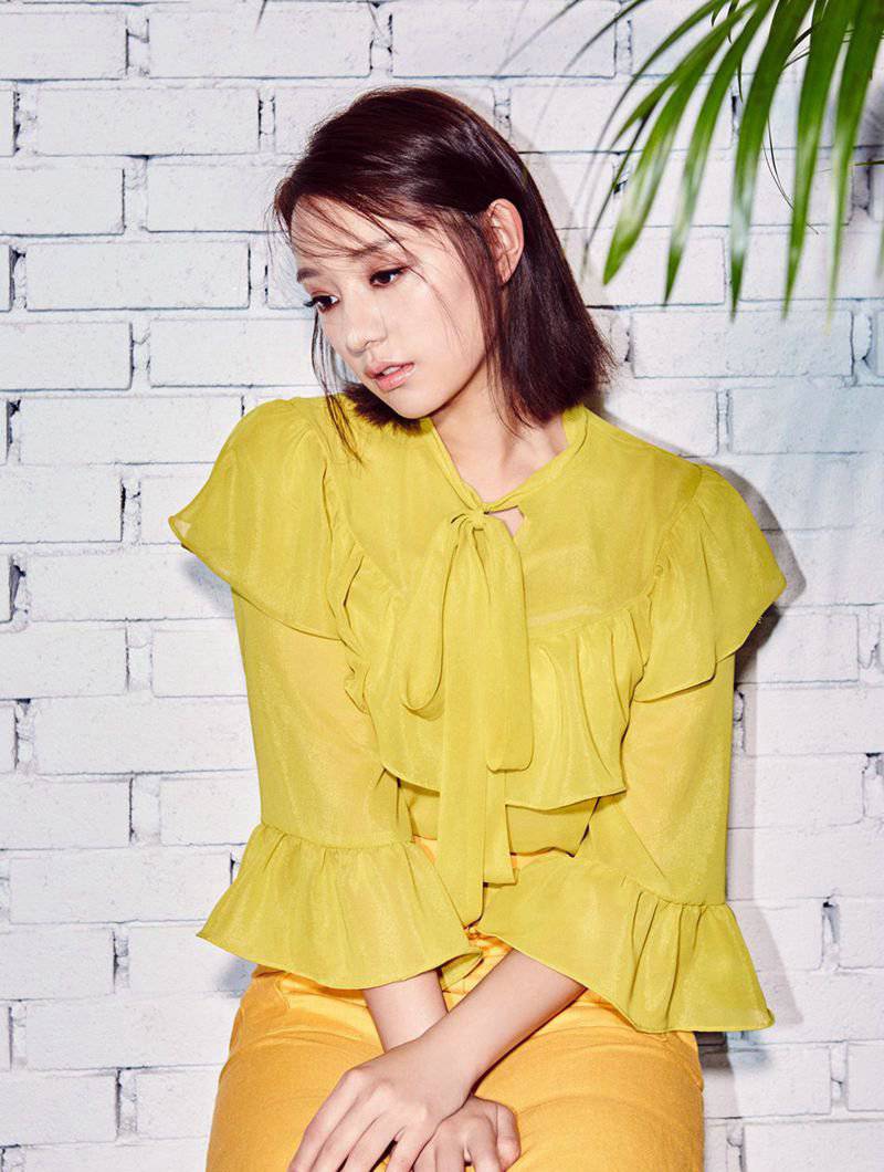 金智媛短发精美写真曝光 手捧鲜花变身气质女神