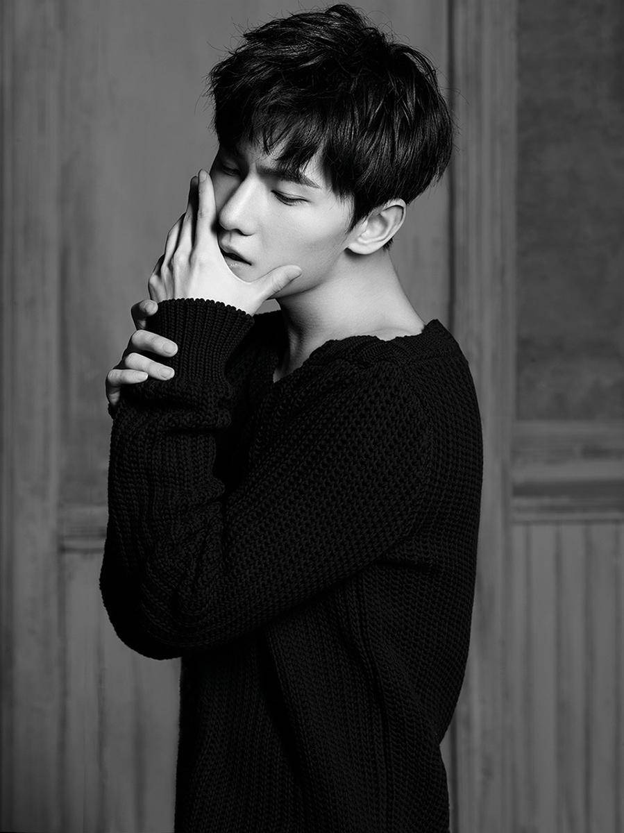 杨洋时尚写真大片 极简造型定格青春模样