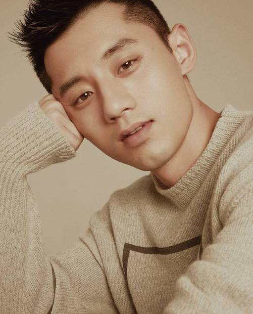 张继科初秋时尚大片曝光 吐舌撩妹帅气不减