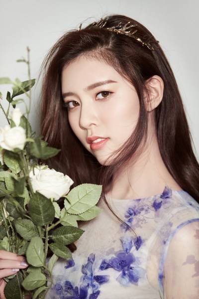 宋妍霏完美侧颜写真曝光 清新少女风仙气十足