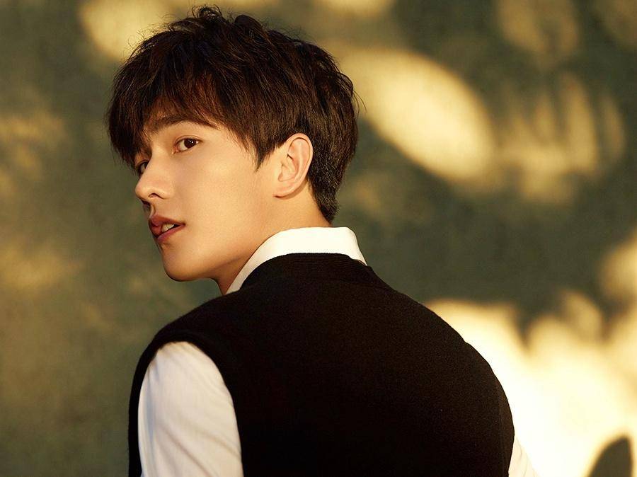 杨洋时尚写真大片 极简造型定格青春模样