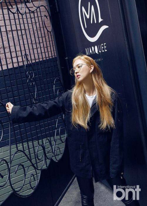 韩国歌手Unpretty Janey写真 金色长发凸显气质