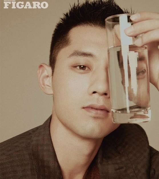 张继科初秋时尚大片曝光 吐舌撩妹帅气不减