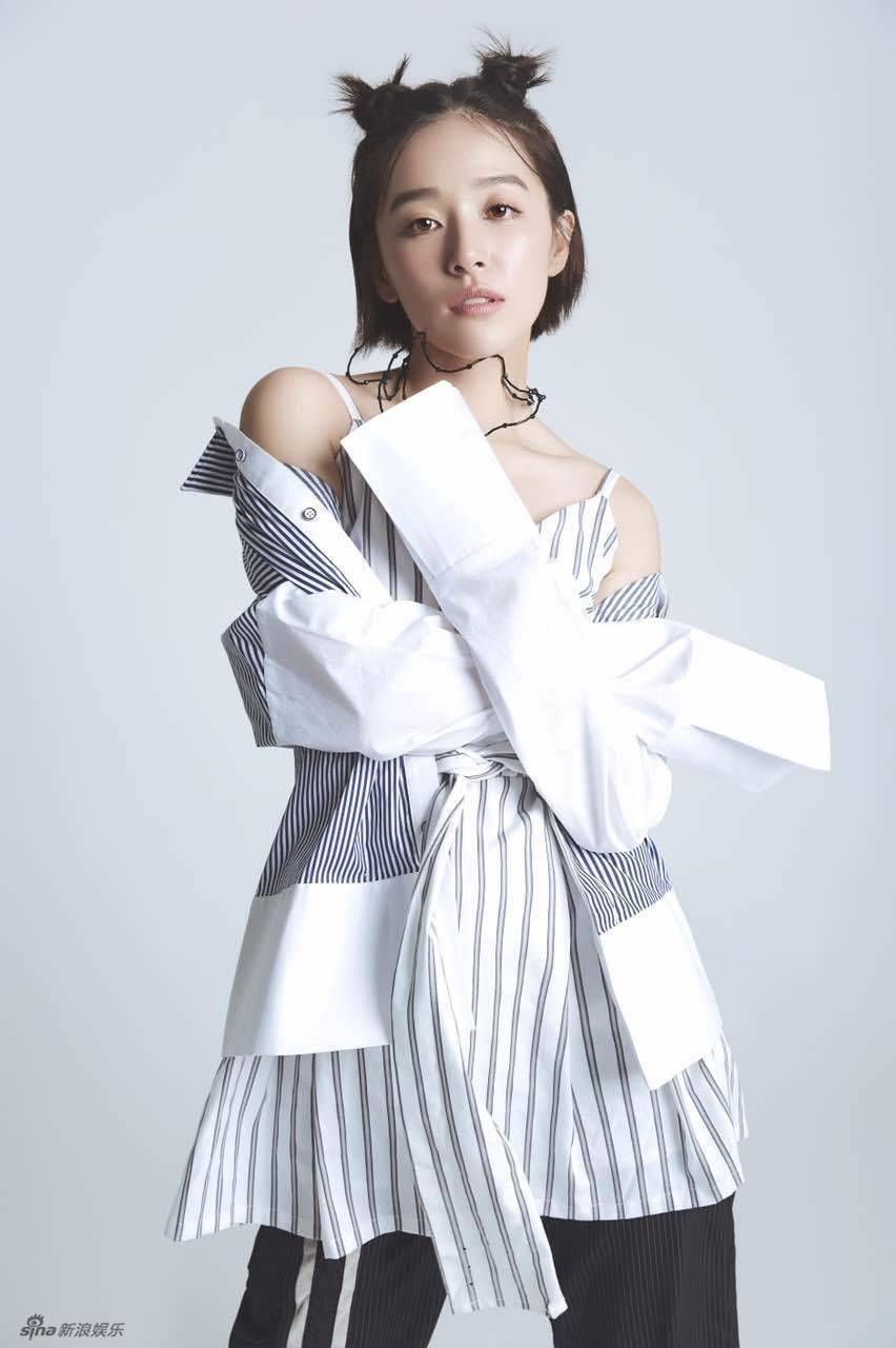 阚清子俏皮丸子头写真 灵动演绎元气少女