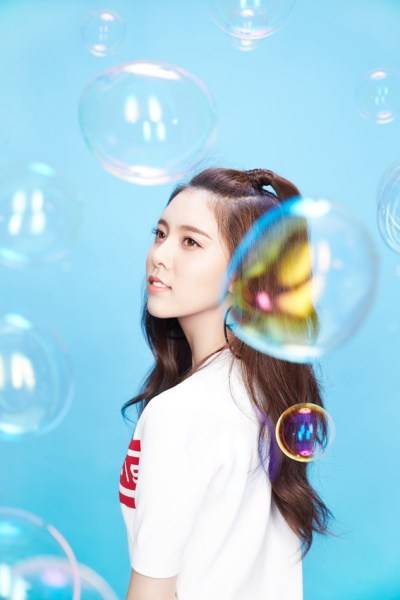 CC宋妍霏萌系少女写真 简约时尚梦幻来袭