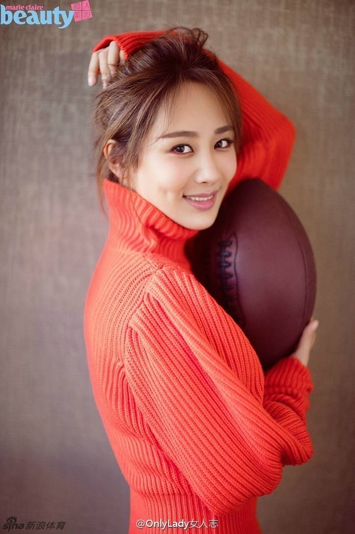 杨紫运动风写真大片 青春洋溢元气妆暖又美