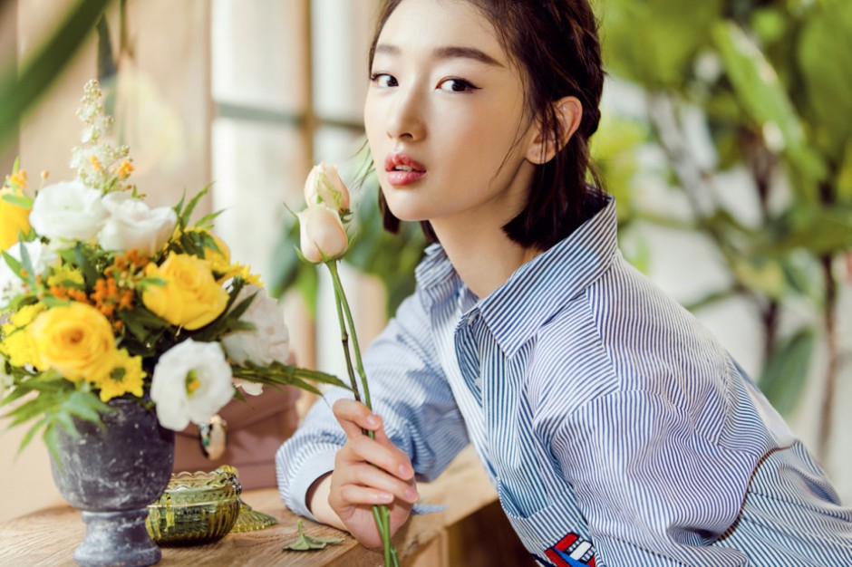 周冬雨短发时尚写真曝光 大玩拼色单品俏皮可爱