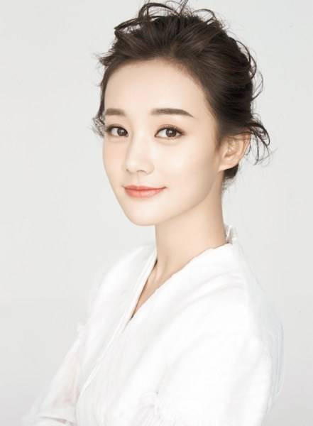 李一桐最新写真图片 甜美清新侧颜迷人