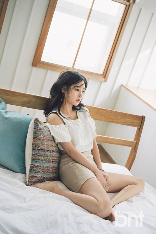 朴昭妍拍摄性感写真图片 香肩细腿身姿撩人