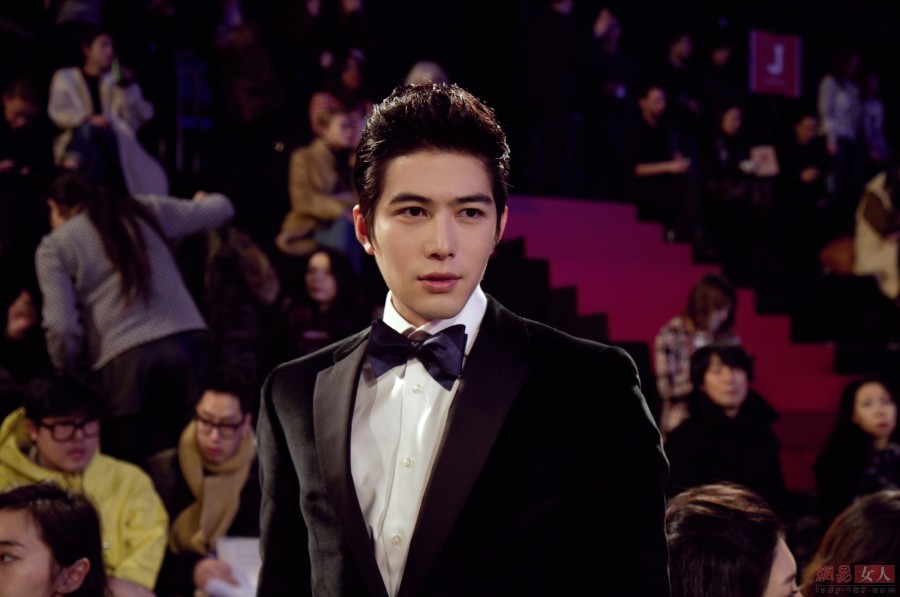 陈学冬活动礼服帅气照片