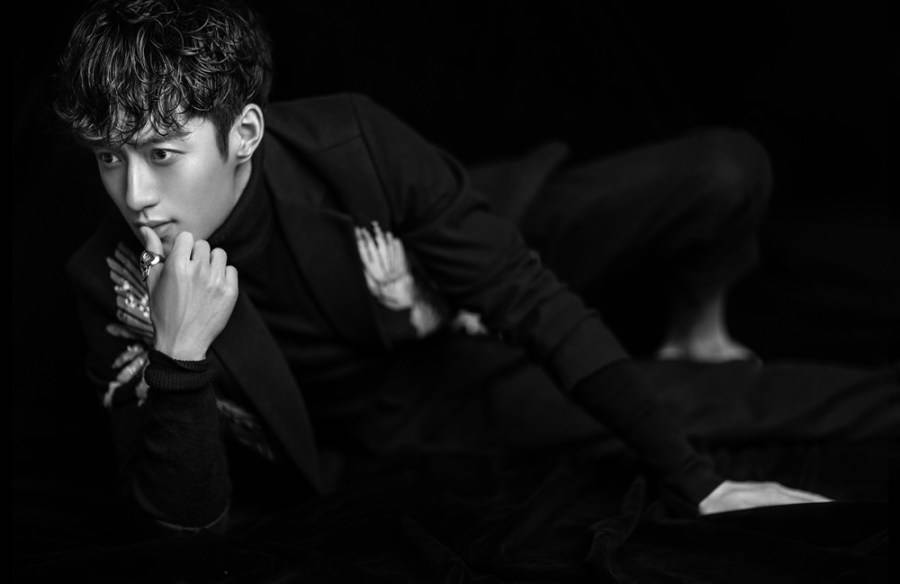 男演员张鑫黑白写真大片 眼神深邃极具绅士诱惑