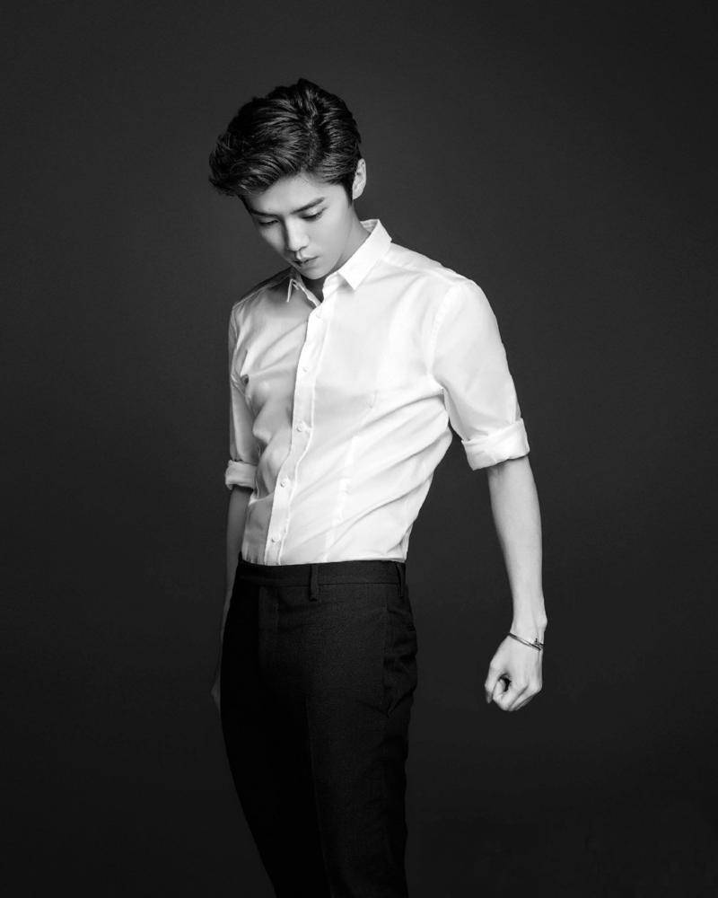 鹿晗黑白写真时尚范十足 又被&ldquo;撩&rdquo;了
