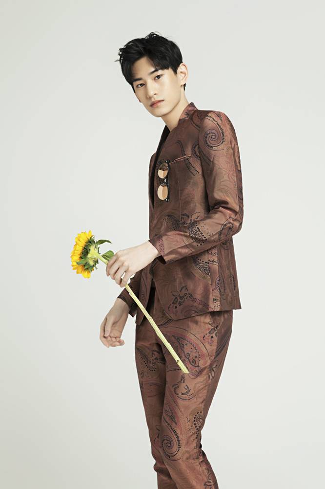 韩国模特金泰焕时尚大片 玩转文艺学院风