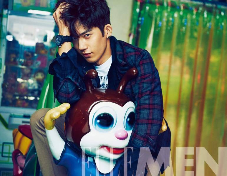 井柏然杂志封面写真大片 演绎复古怀旧大神范儿