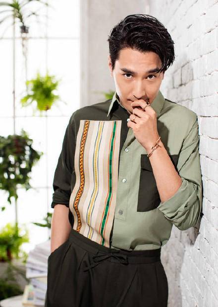 赵又廷时尚写真图片 浓浓秋意显暖男气质