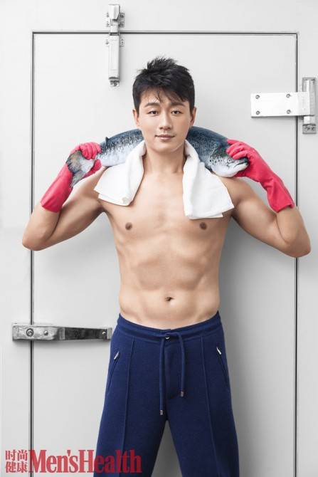 佟大为杂志封面大片曝光 化身&ldquo;性感厨男&rdquo;秀腹肌