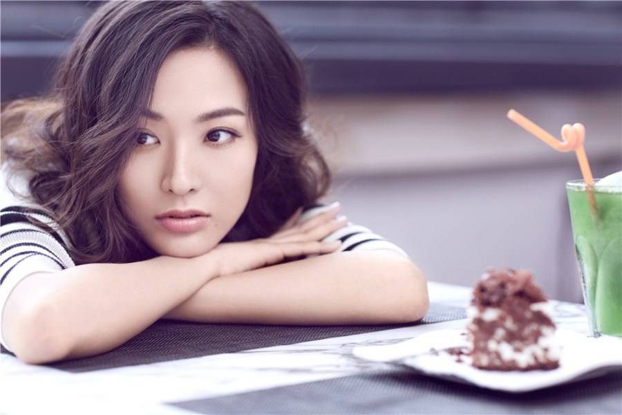 郑罗茜最新写真图片 简洁装扮显熟女范儿