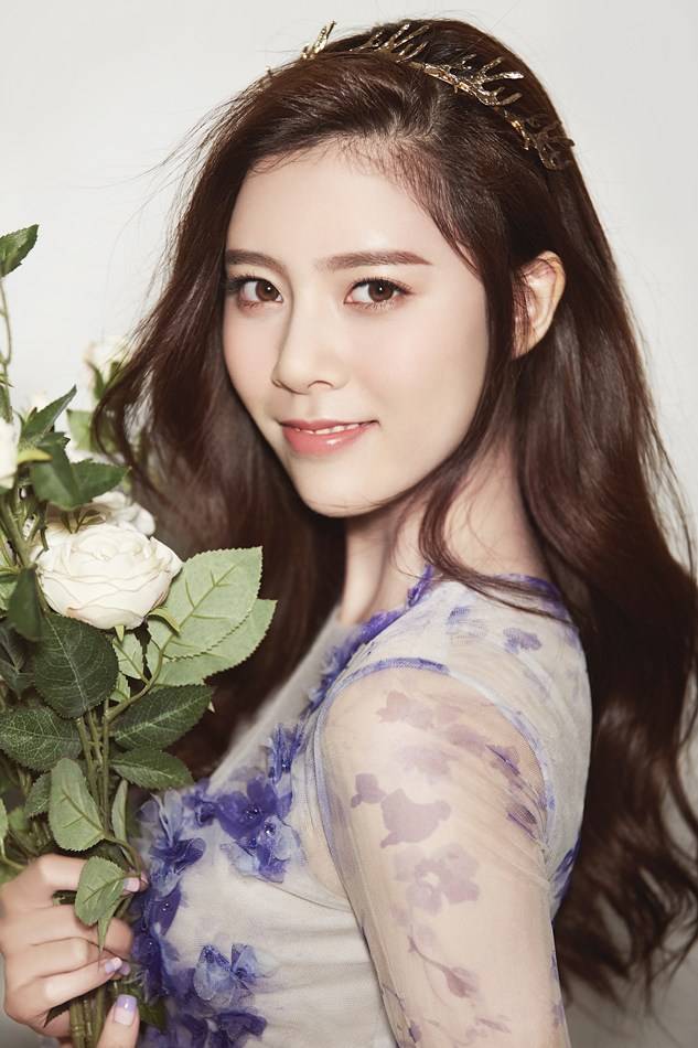 宋妍霏完美侧颜写真曝光 清新少女风仙气十足