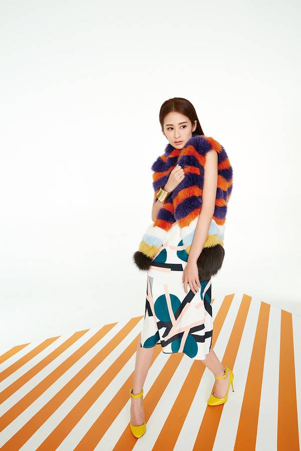 颖儿最新杂志写真 玩转秋日色彩