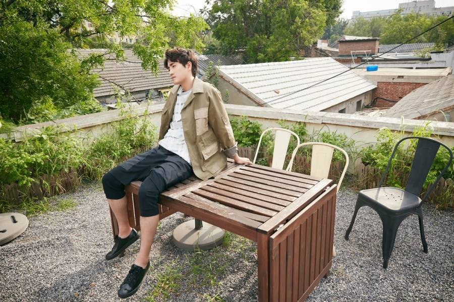 演员杨玏秋季慵懒写真曝光 变身雅痞绅士