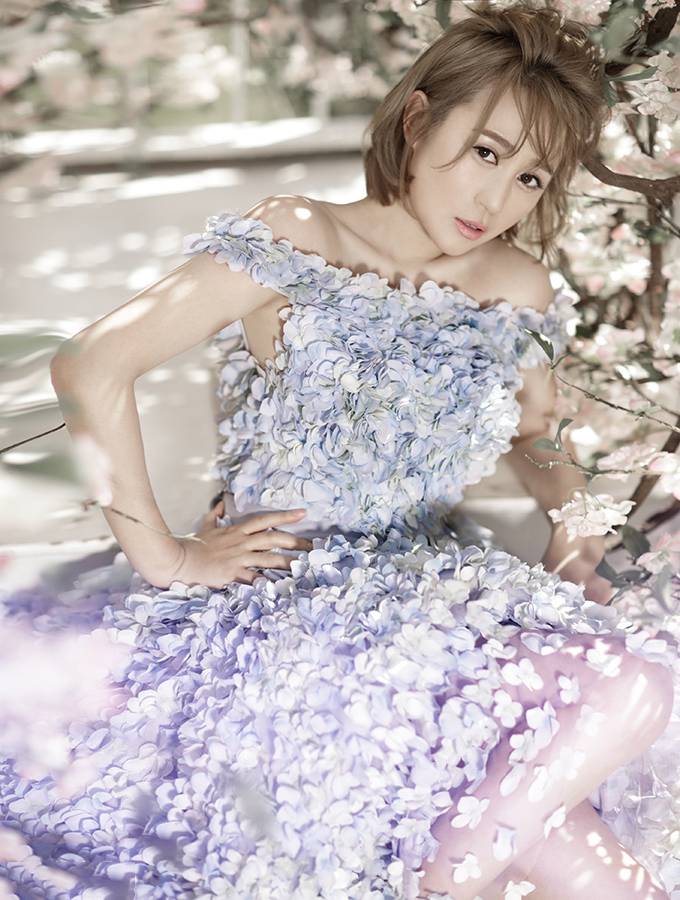 马丽写真大玩性感 小露香肩锁骨迷人