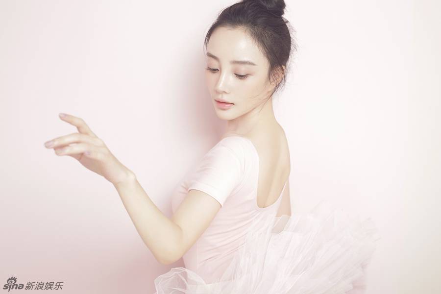 李小璐芭蕾写真优雅动人 文艺范妙态绝伦