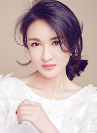 演员郑逸桐写真图片 雅致长裙自然随性