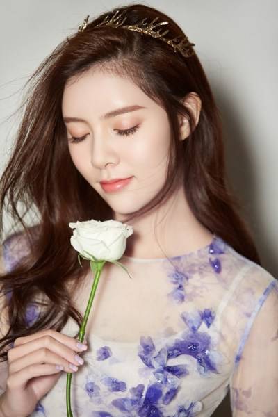 宋妍霏完美侧颜写真曝光 清新少女风仙气十足