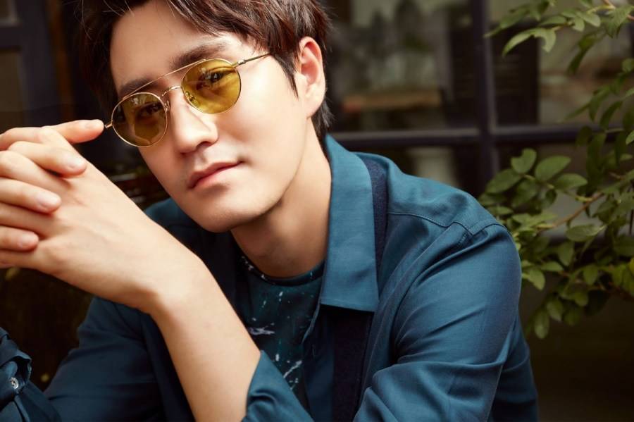 演员杨玏秋季慵懒写真曝光 变身雅痞绅士