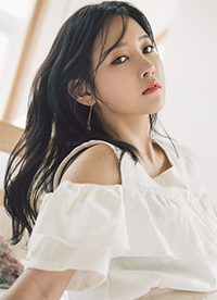 朴昭妍拍摄性感写真图片 香肩细腿身姿撩人