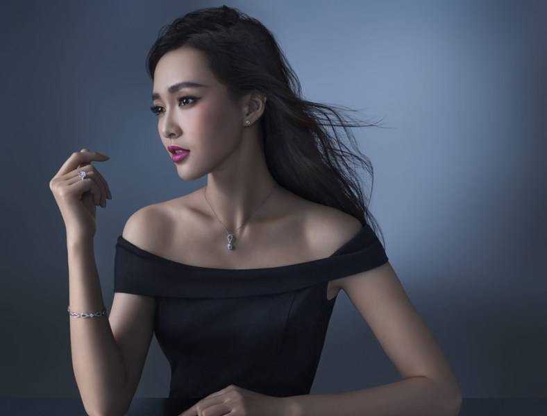 唐嫣写真显女王气场 优雅从容自信美丽