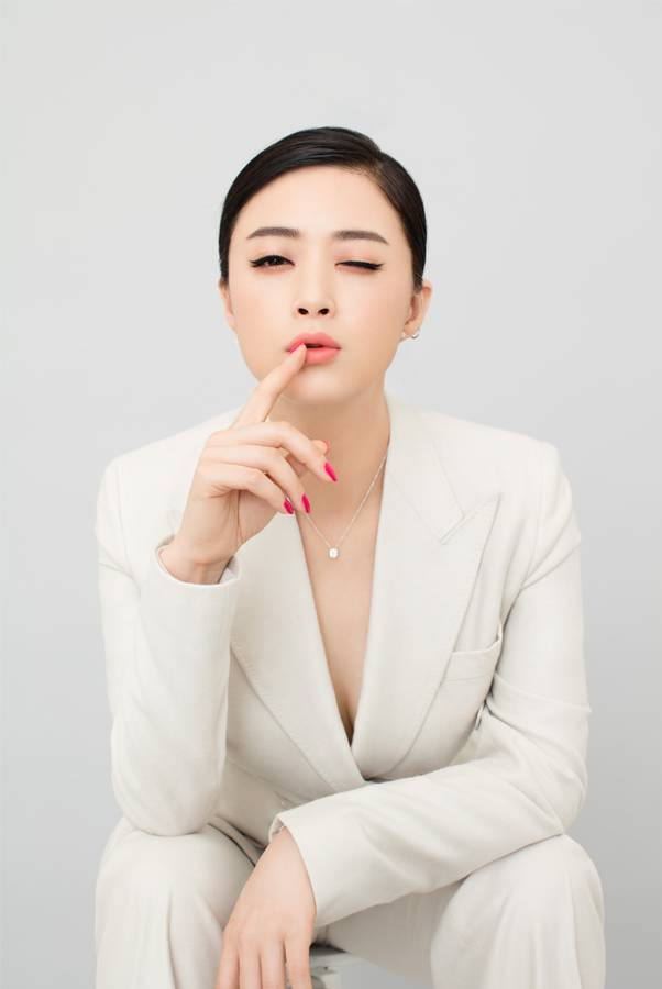 蒋欣时尚大片曝光 长款风衣难掩优雅气质